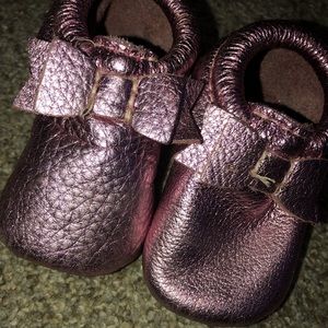 Freshly picked moc metallic pink bow size 2